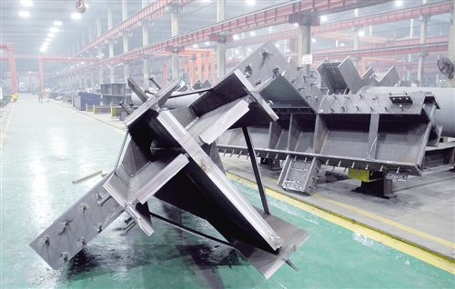 杭萧钢构根据实际建设需要而生产的异型钢结构构件。经济日报记者 张 虎摄
